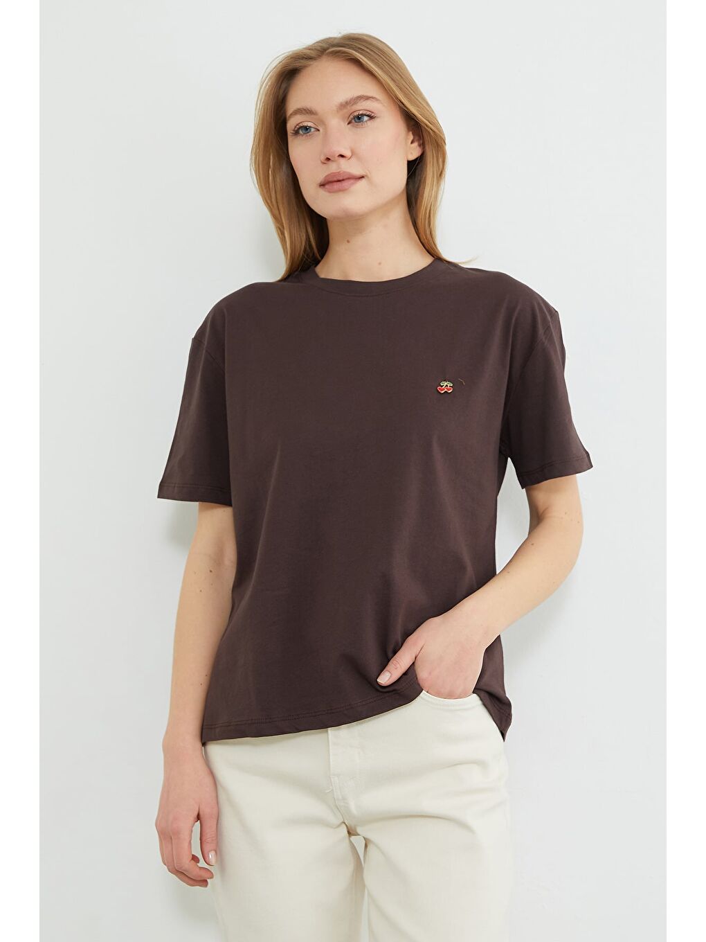 Kahverengi Kiraz Aksesuarlı Bisiklet Yaka Tişört-2