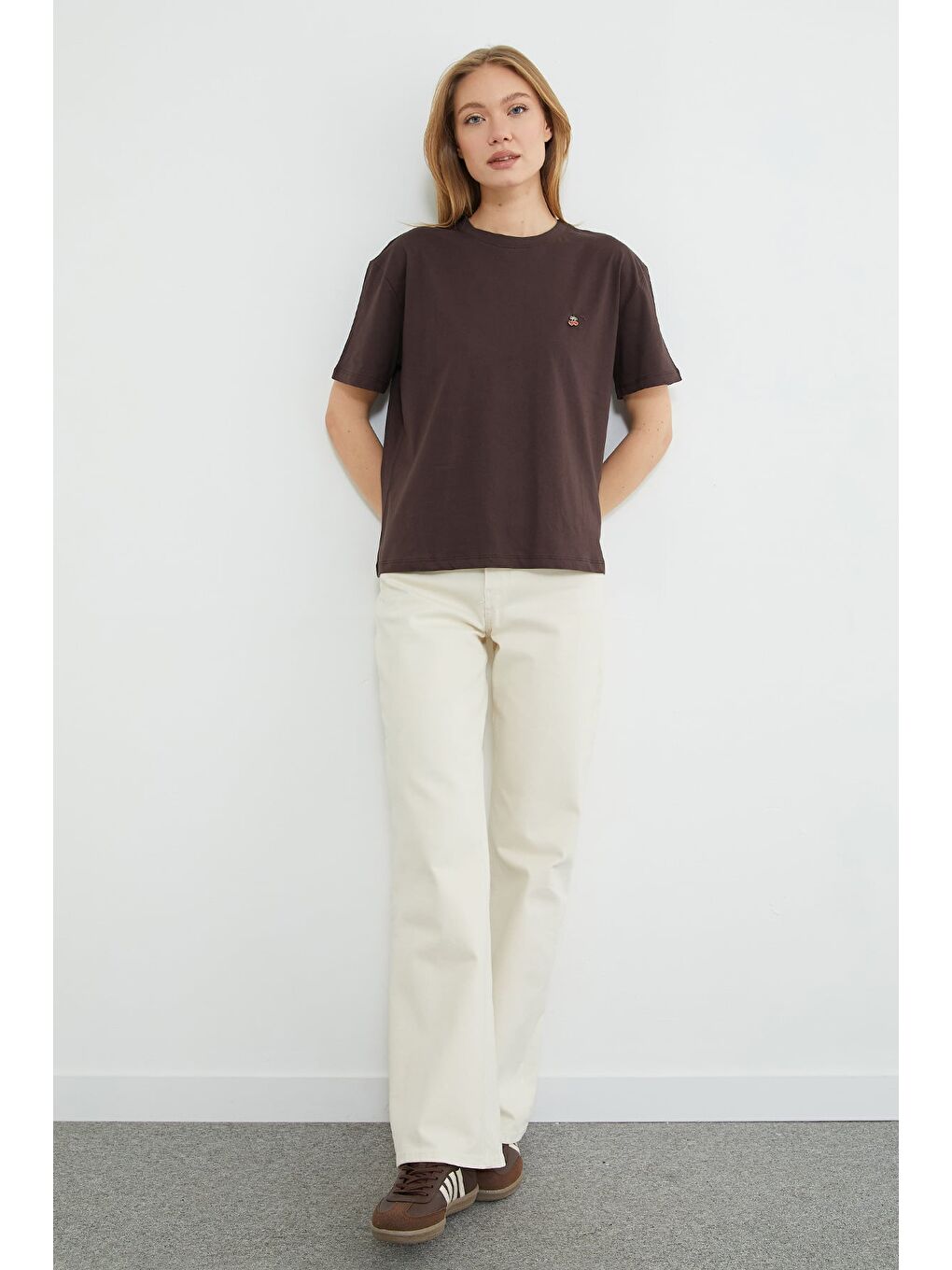 Kahverengi Kiraz Aksesuarlı Bisiklet Yaka Tişört-3