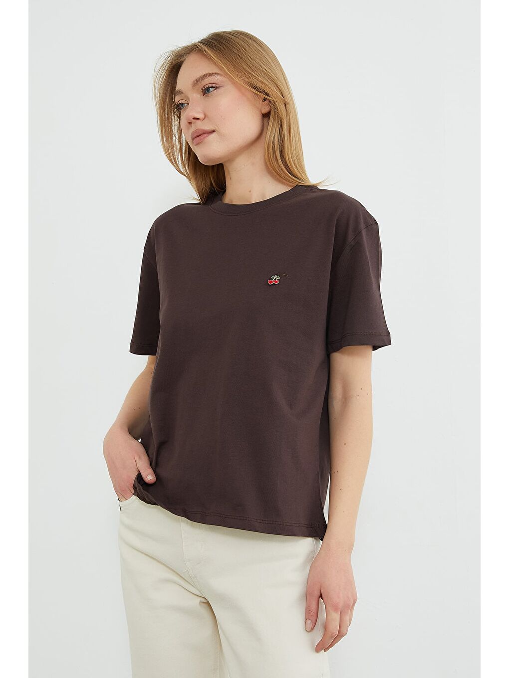 Kahverengi Kiraz Aksesuarlı Bisiklet Yaka Tişört-4