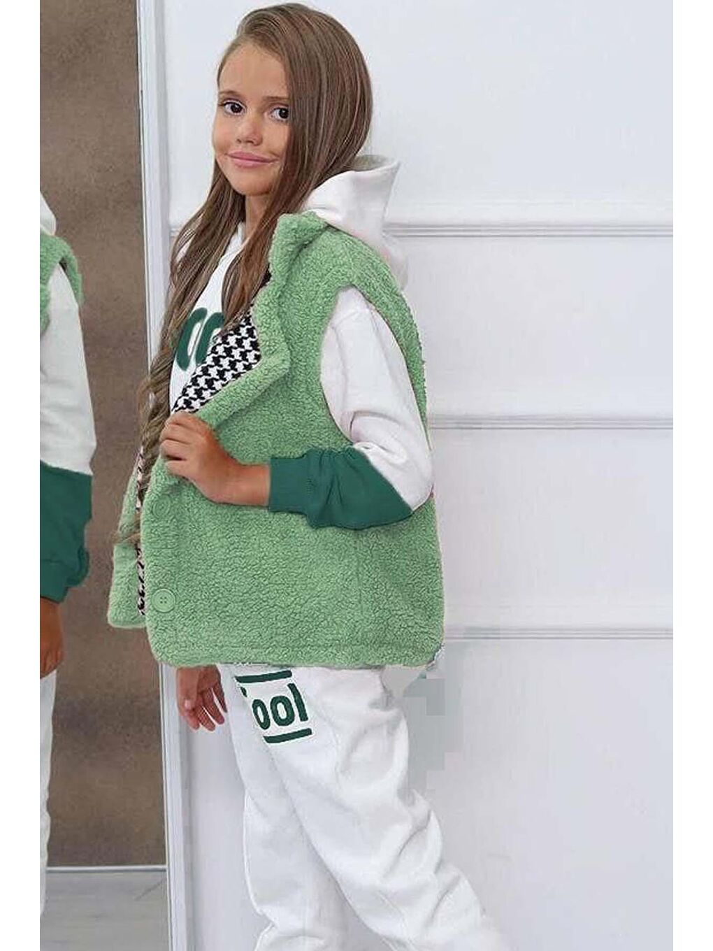 Kız Çocuk Cool Baskılı Kapüşonlu Sweatshirt ve Peluş Yelekli Yeşil Eşofman Takım-3