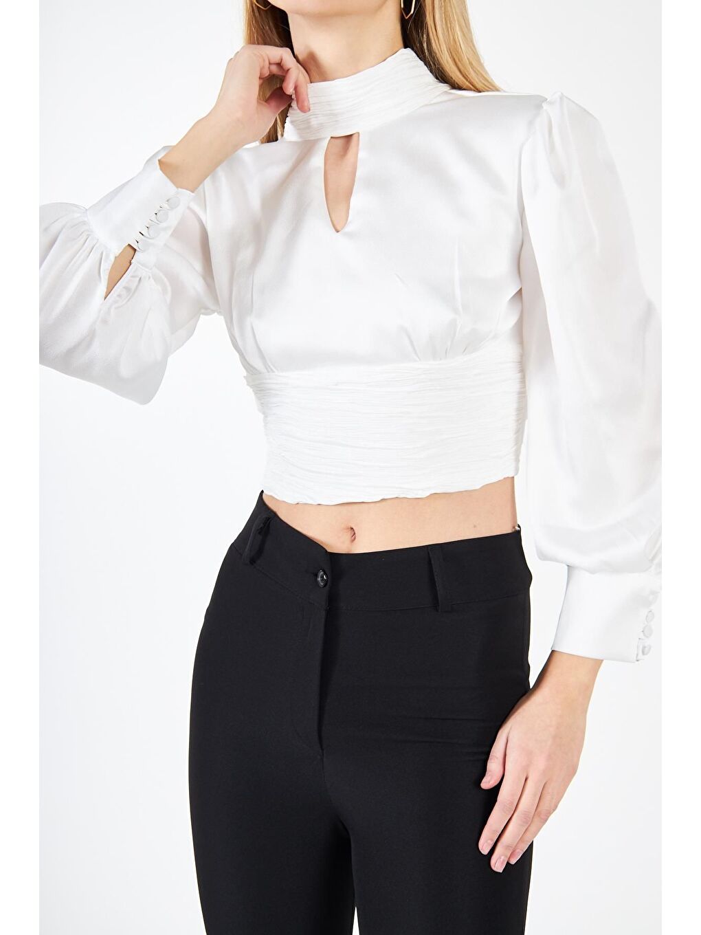 Kadın Sırt Dekolteli Büzgülü Beyaz Saten Bluz-1