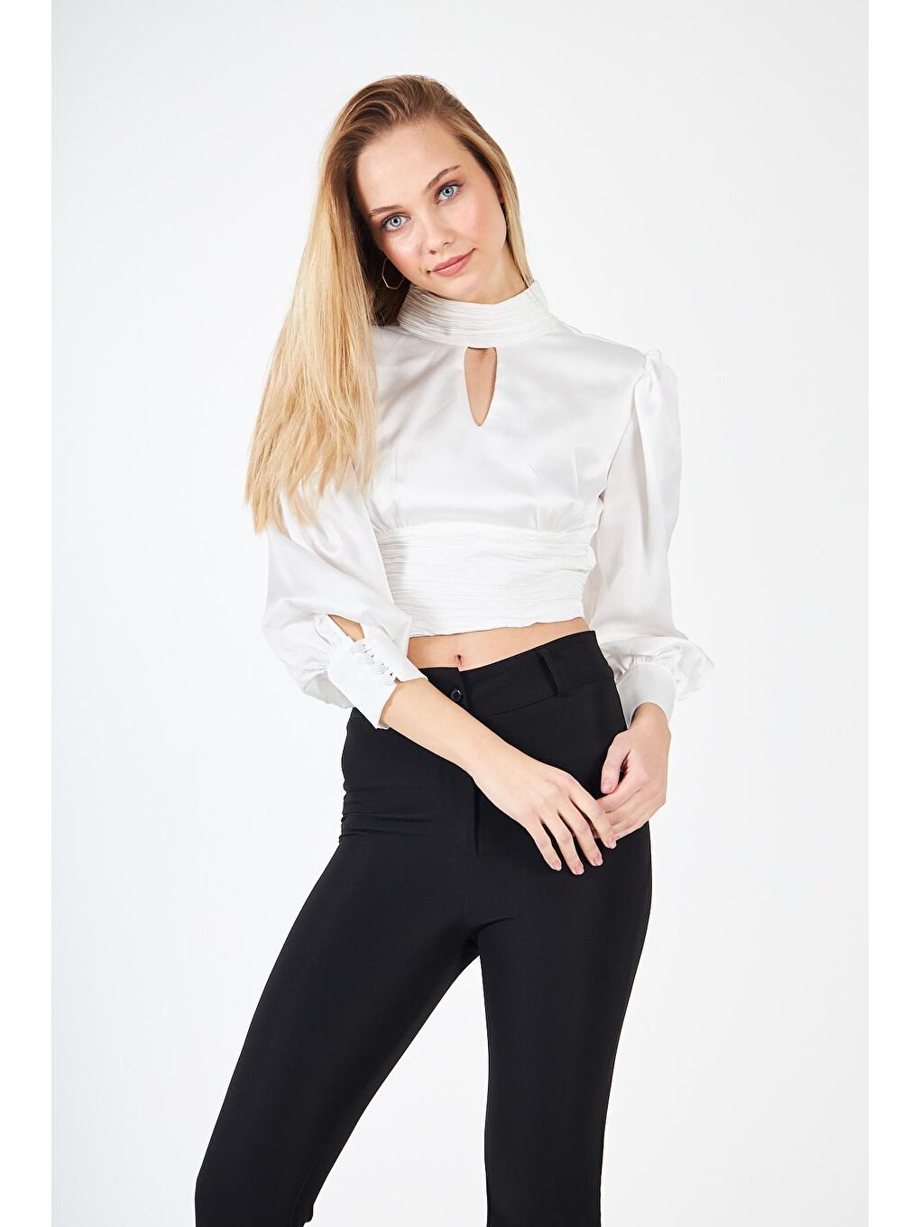 Kadın Sırt Dekolteli Büzgülü Beyaz Saten Bluz-2