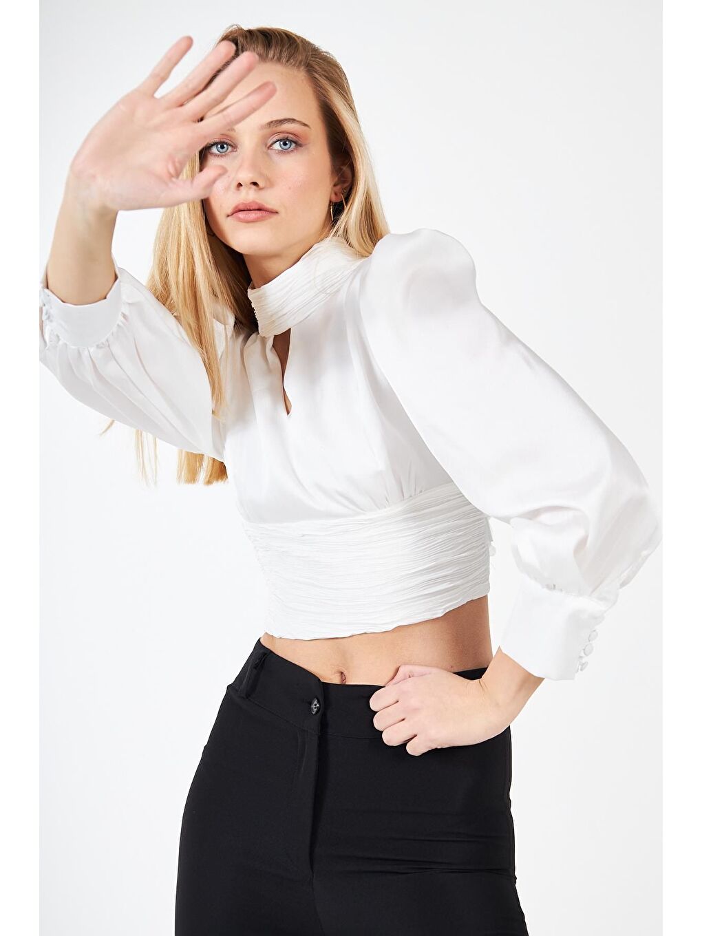 Kadın Sırt Dekolteli Büzgülü Beyaz Saten Bluz-3