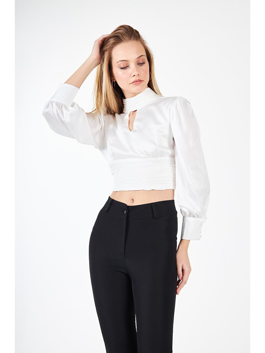 Kadın Sırt Dekolteli Büzgülü Beyaz Saten Bluz-4