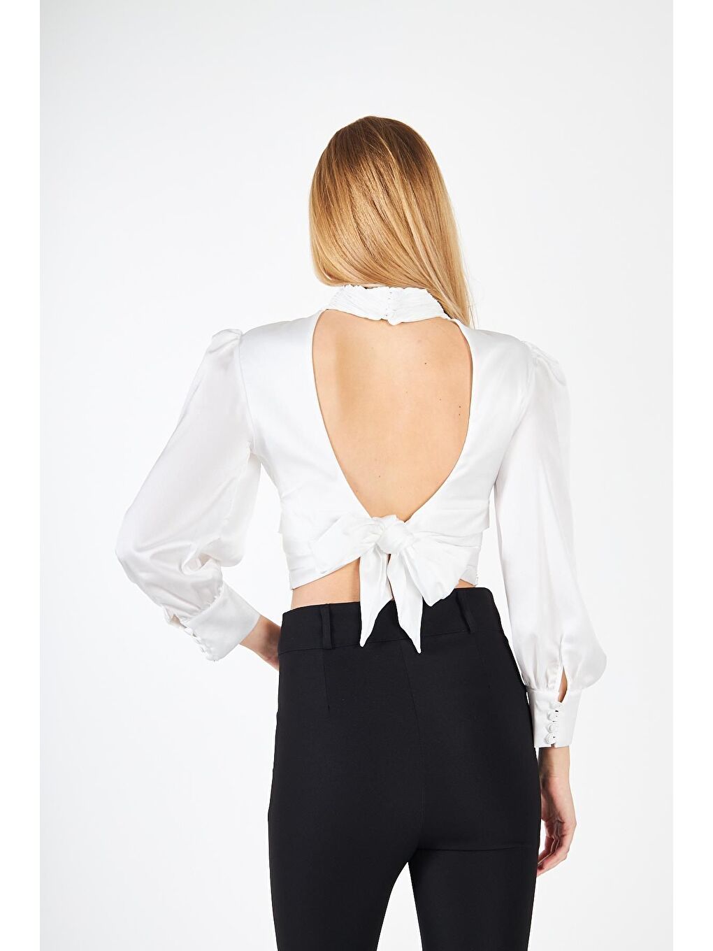 Kadın Sırt Dekolteli Büzgülü Beyaz Saten Bluz-5