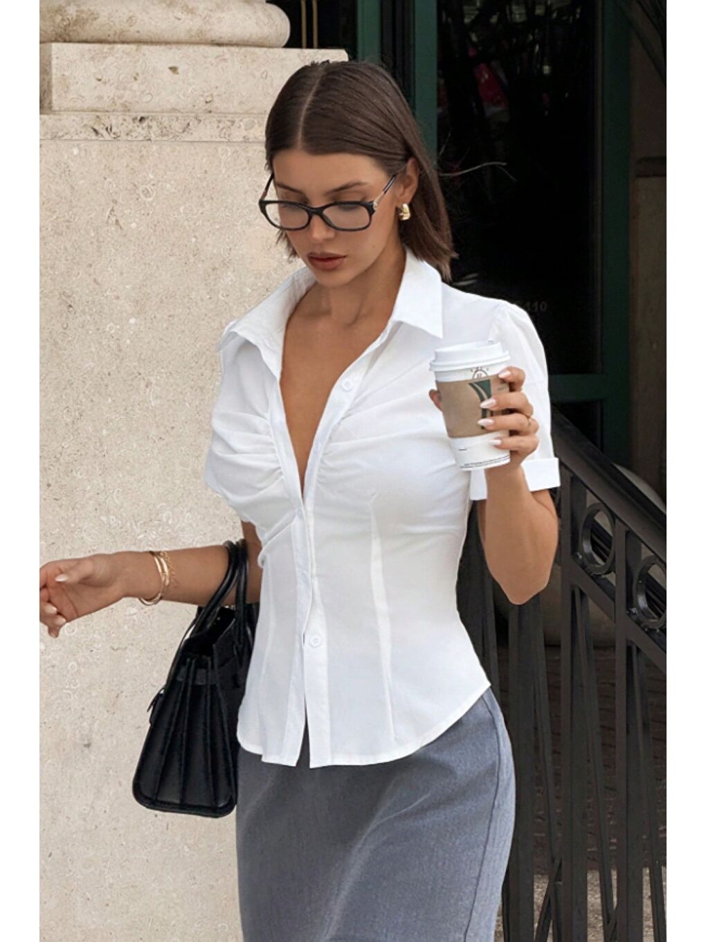 Beyaz Vücuda Oturan Kısa Kollu Kadın Gömlek