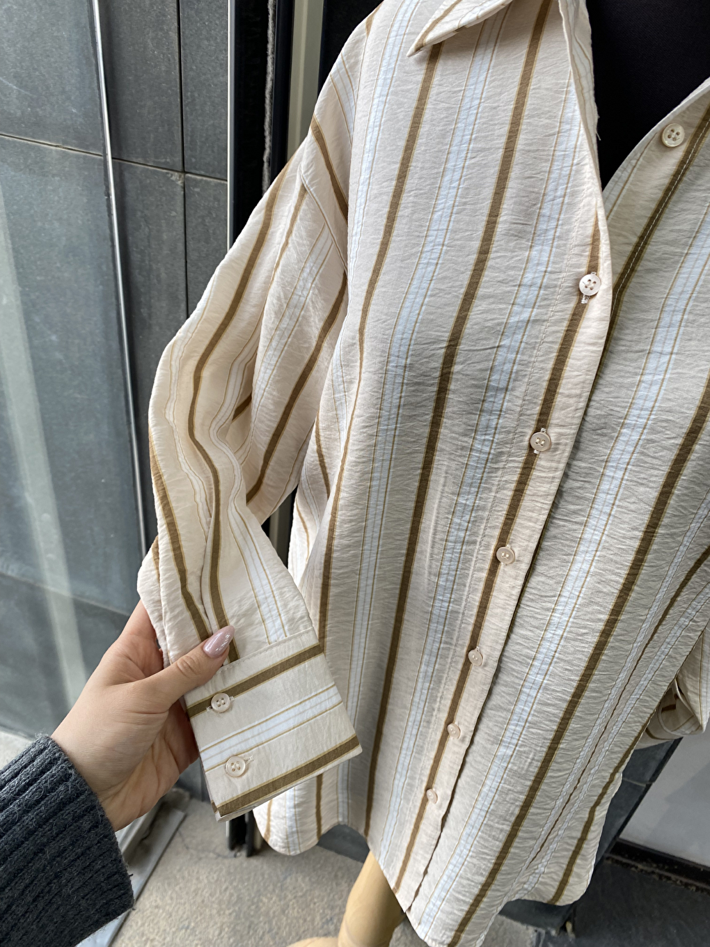 Bej Oversize Çizgili Uzun Kadın Gömleği-4