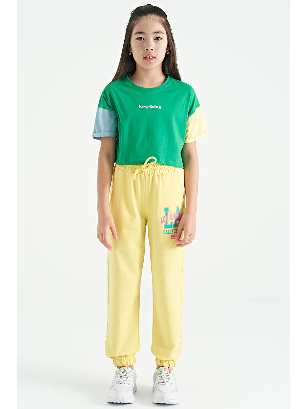 Yeşil Yazı Baskılı O Yaka Düşük Omuzlu Oversize Kız Çocuk Tişört - 75130-2