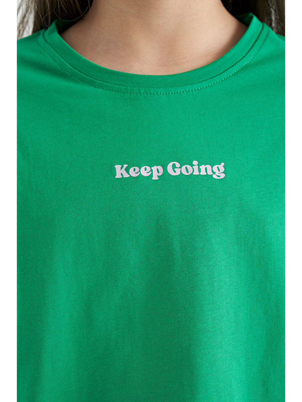 Yeşil Yazı Baskılı O Yaka Düşük Omuzlu Oversize Kız Çocuk Tişört - 75130-4