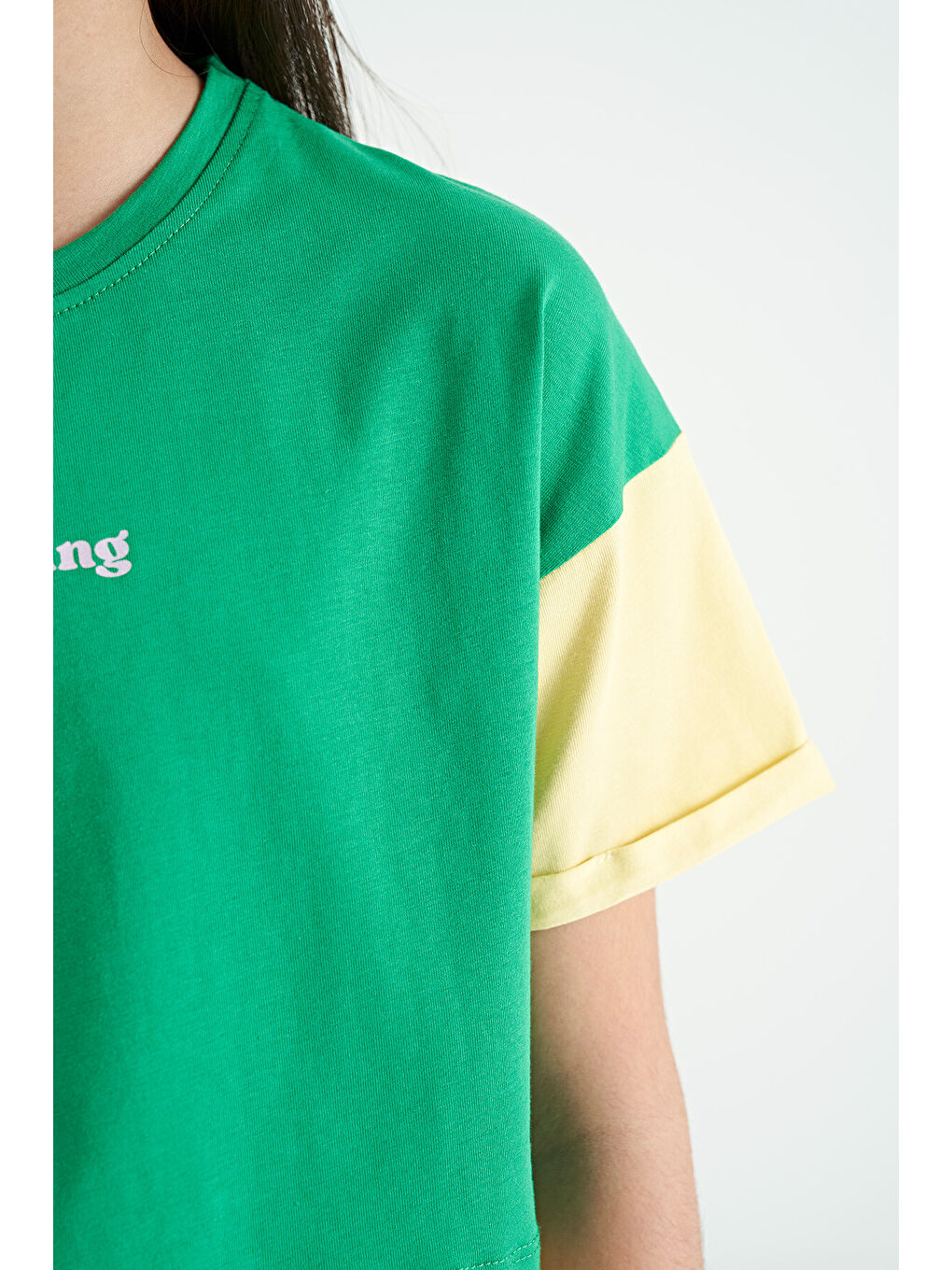 Yeşil Yazı Baskılı O Yaka Düşük Omuzlu Oversize Kız Çocuk Tişört - 75130-8