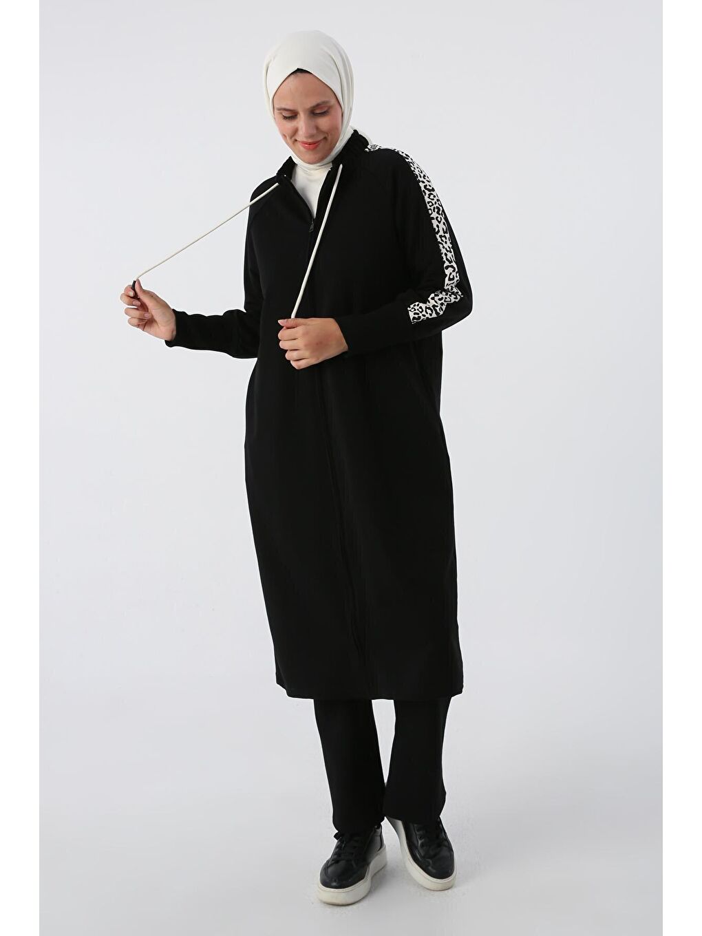 Siyah Baskılı Garnili Yakası Lastikli Uzun Sweat Hırka