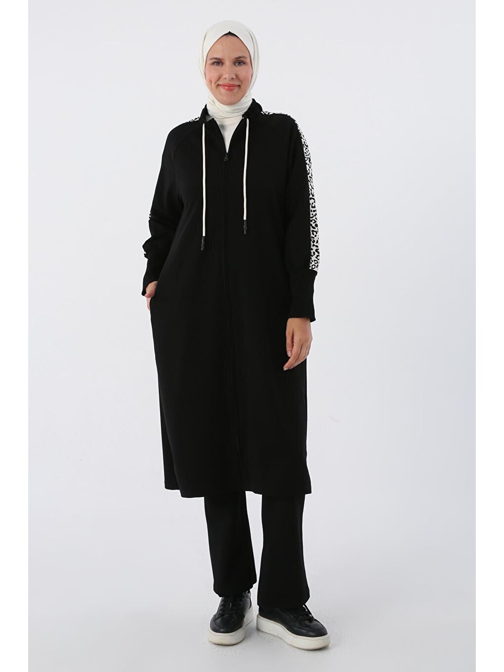 Siyah Baskılı Garnili Yakası Lastikli Uzun Sweat Hırka-1