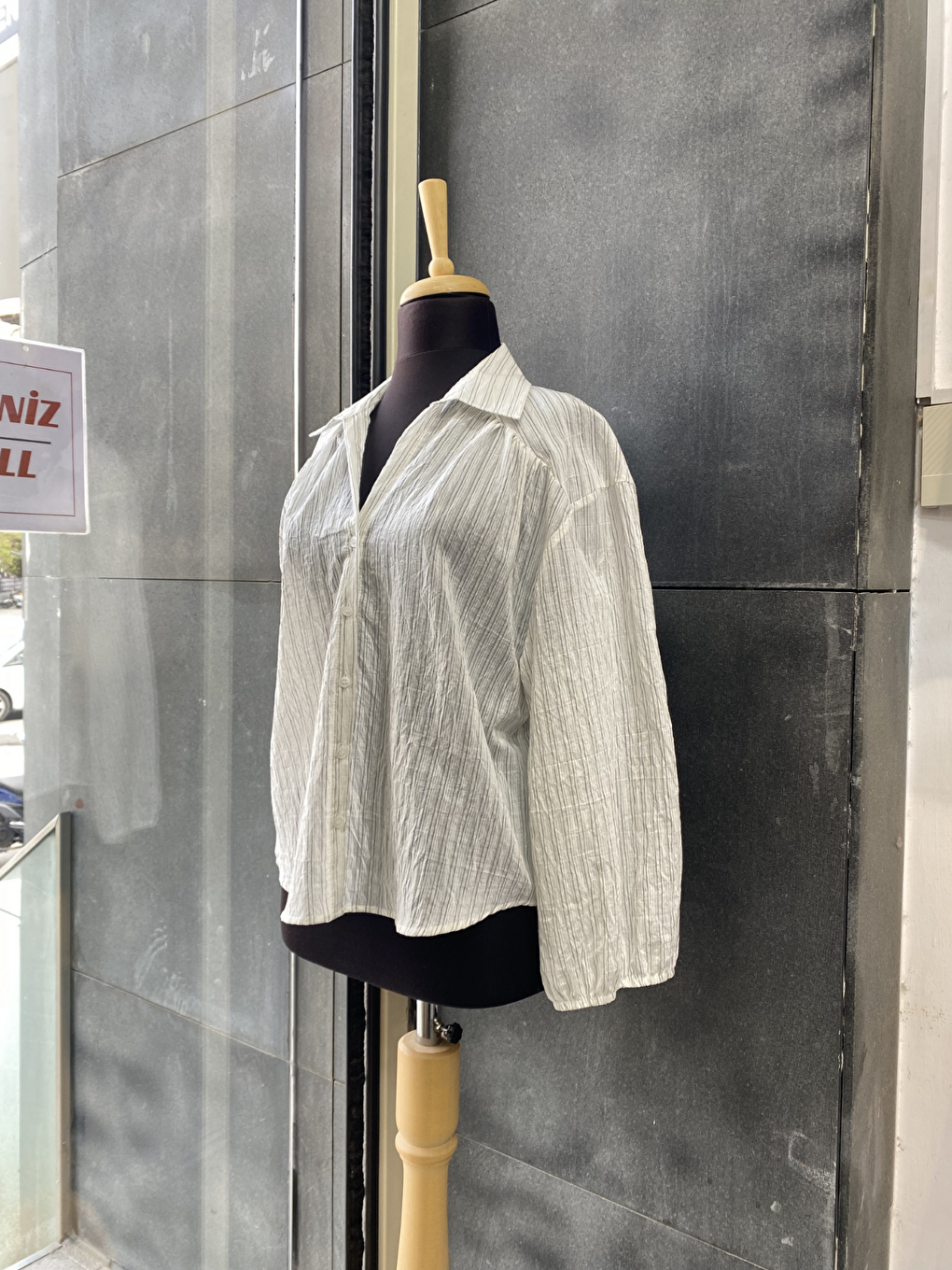 Siyah Çizgili Transparan Pileli V Yaka Gömlek-1