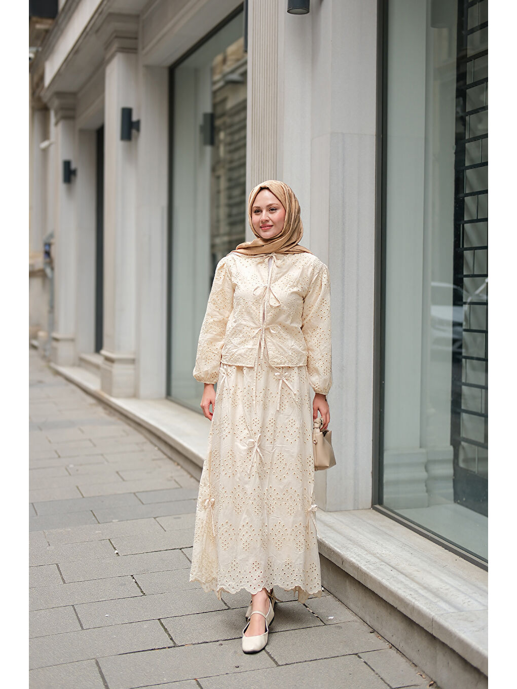 Ekru Kadın Kendinden Desenli Taş Detaylı Tesettür Takım Krem-1