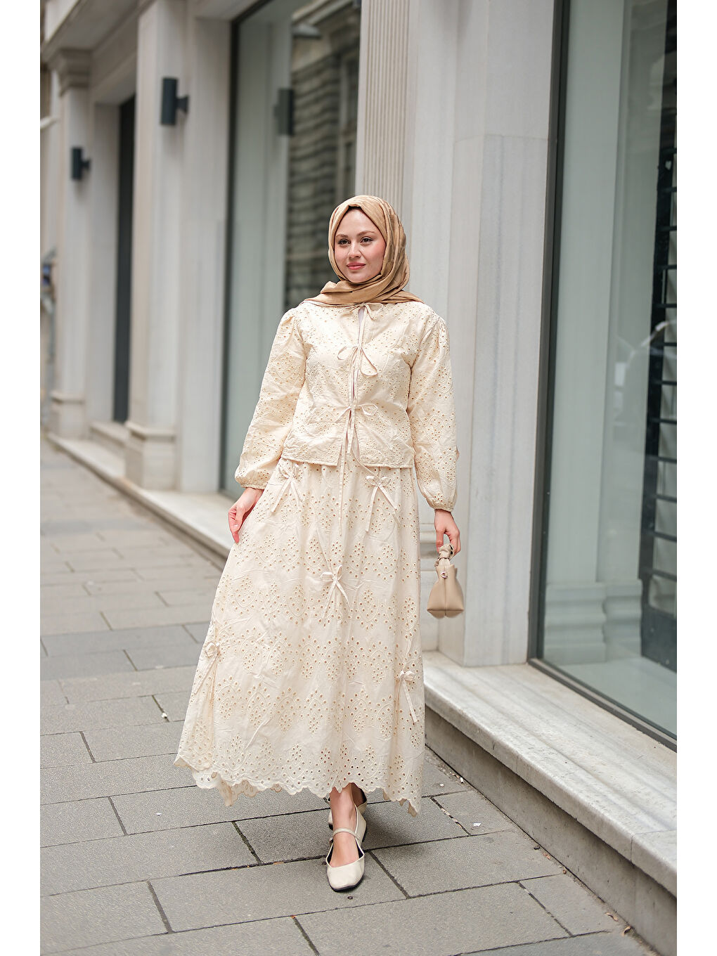 Ekru Kadın Kendinden Desenli Taş Detaylı Tesettür Takım Krem-2