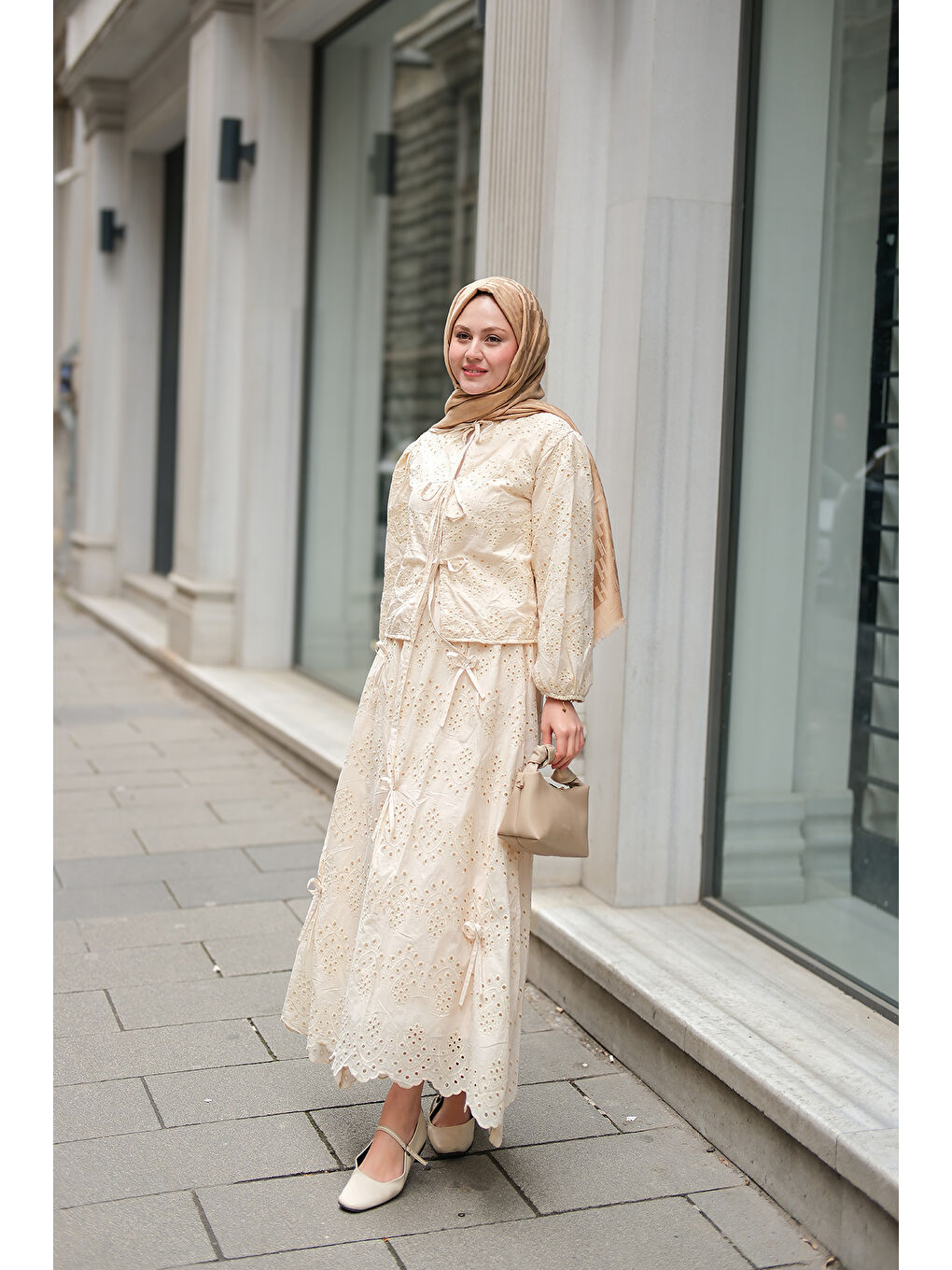 Ekru Kadın Kendinden Desenli Taş Detaylı Tesettür Takım Krem-4