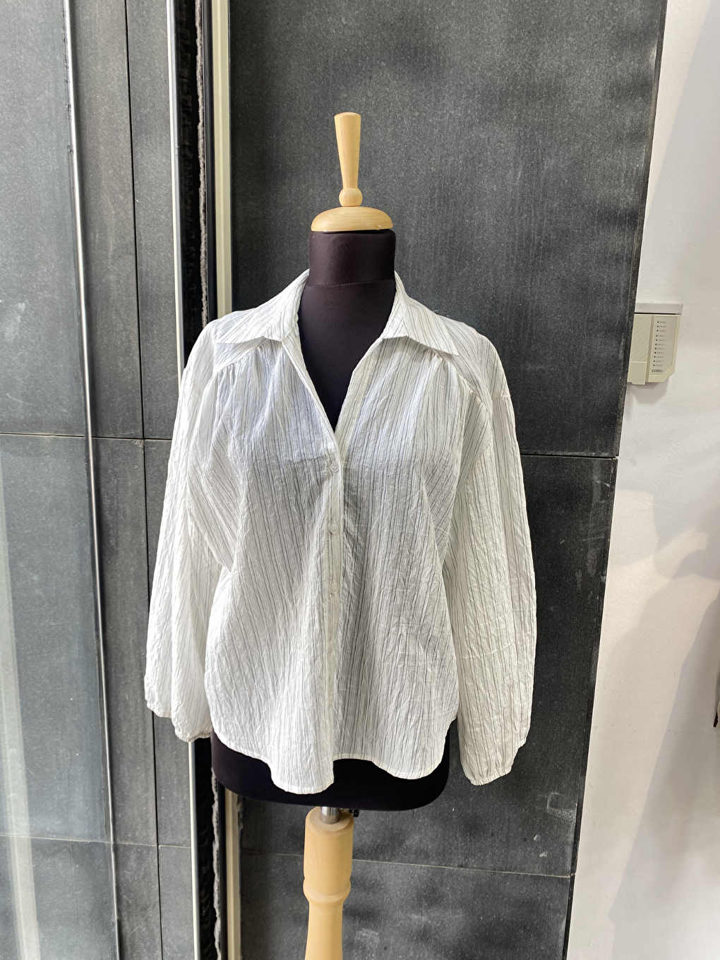 Siyah Çizgili Transparan Pileli V Yaka Gömlek-4