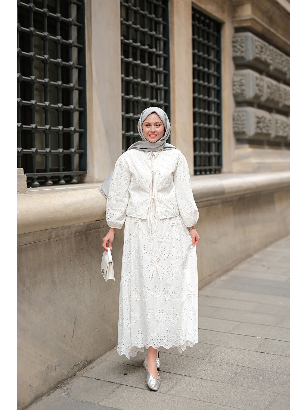 Kadın Kendinden Desenli Taş Detaylı Tesettür Takım Beyaz-1