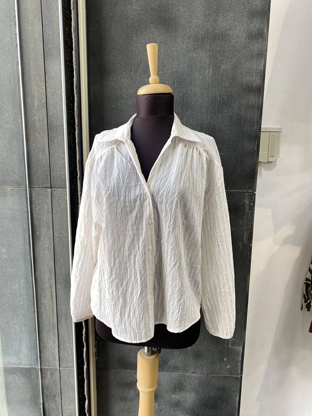 Bordo Çizgili Transparan Pileli V Yaka Gömlek-3