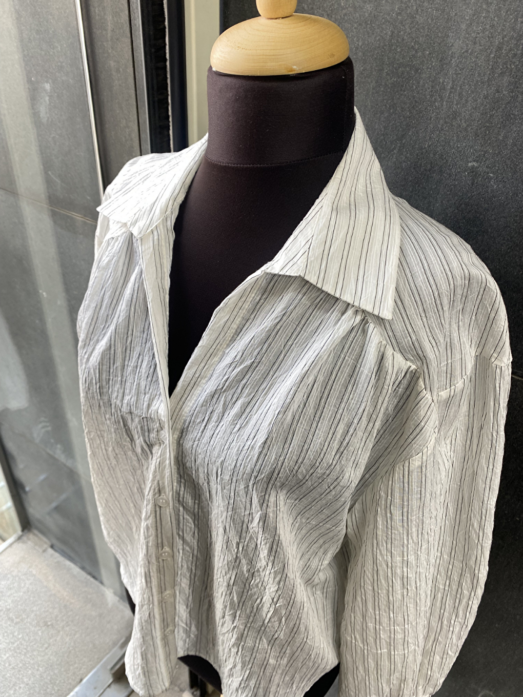 Siyah Çizgili Transparan Pileli V Yaka Gömlek-5