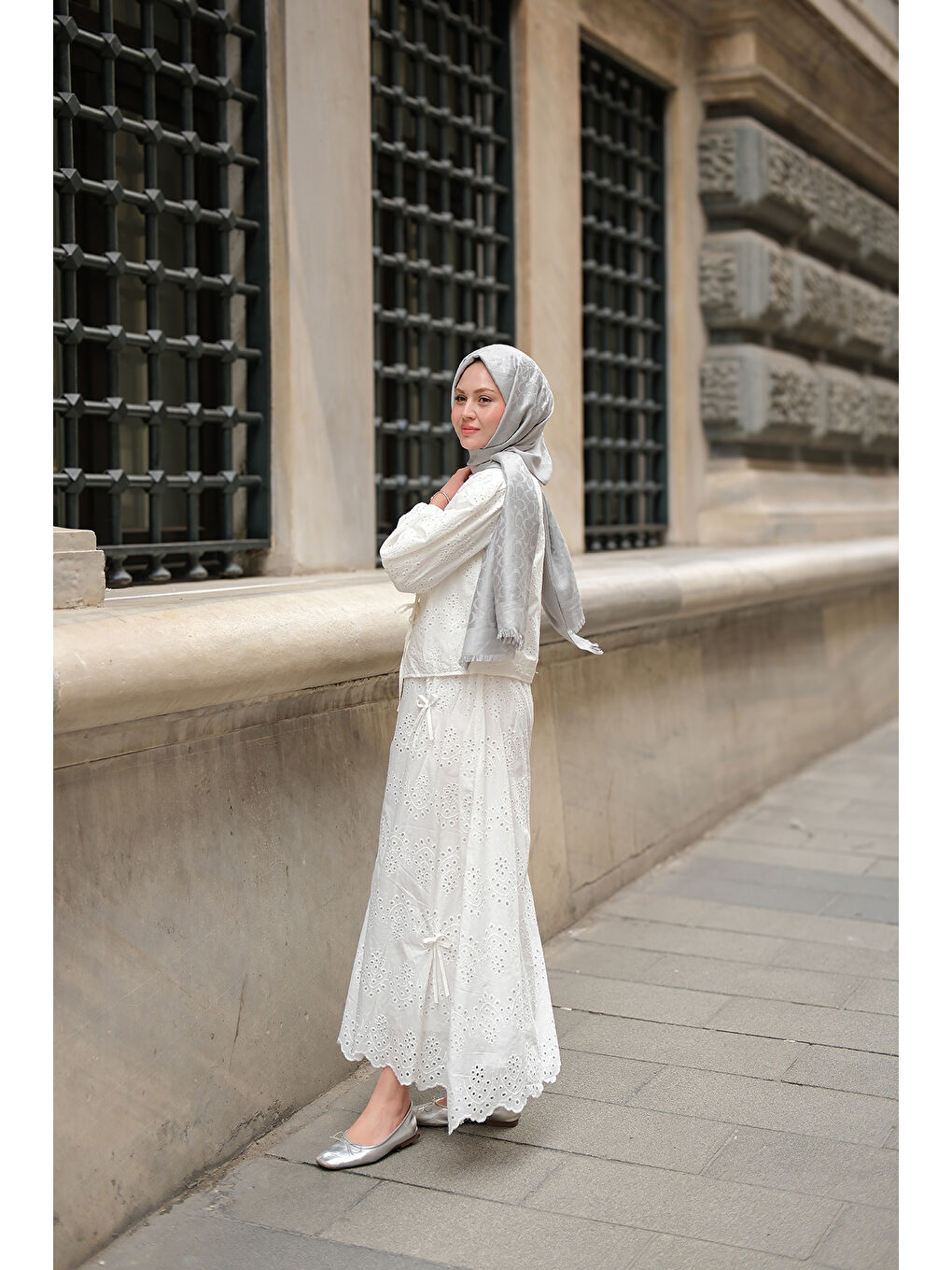 Kadın Kendinden Desenli Taş Detaylı Tesettür Takım Beyaz-2