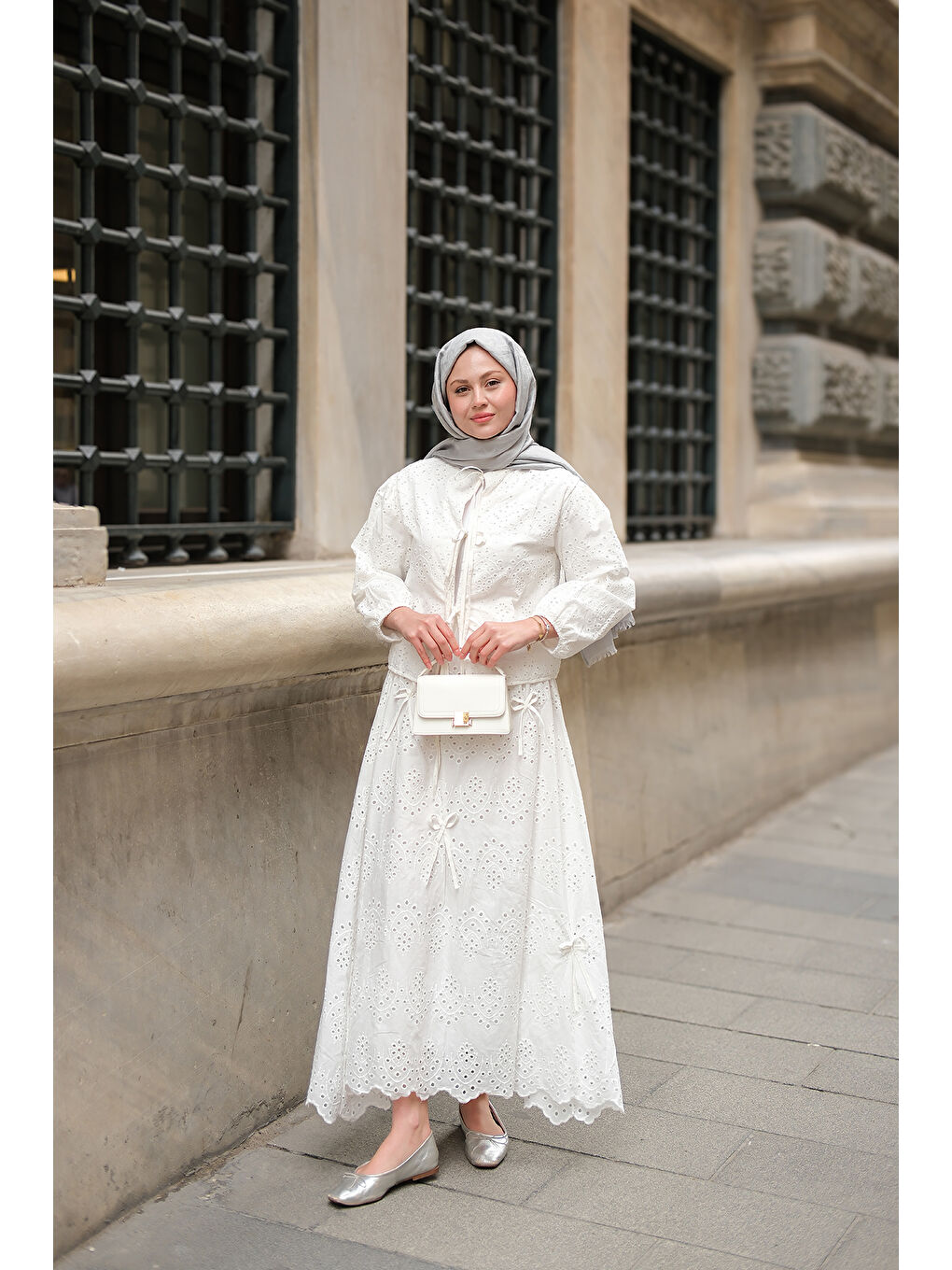 Kadın Kendinden Desenli Taş Detaylı Tesettür Takım Beyaz-3
