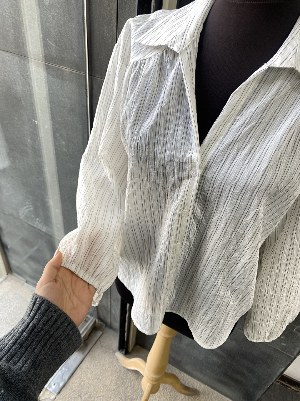 Siyah Çizgili Transparan Pileli V Yaka Gömlek-6