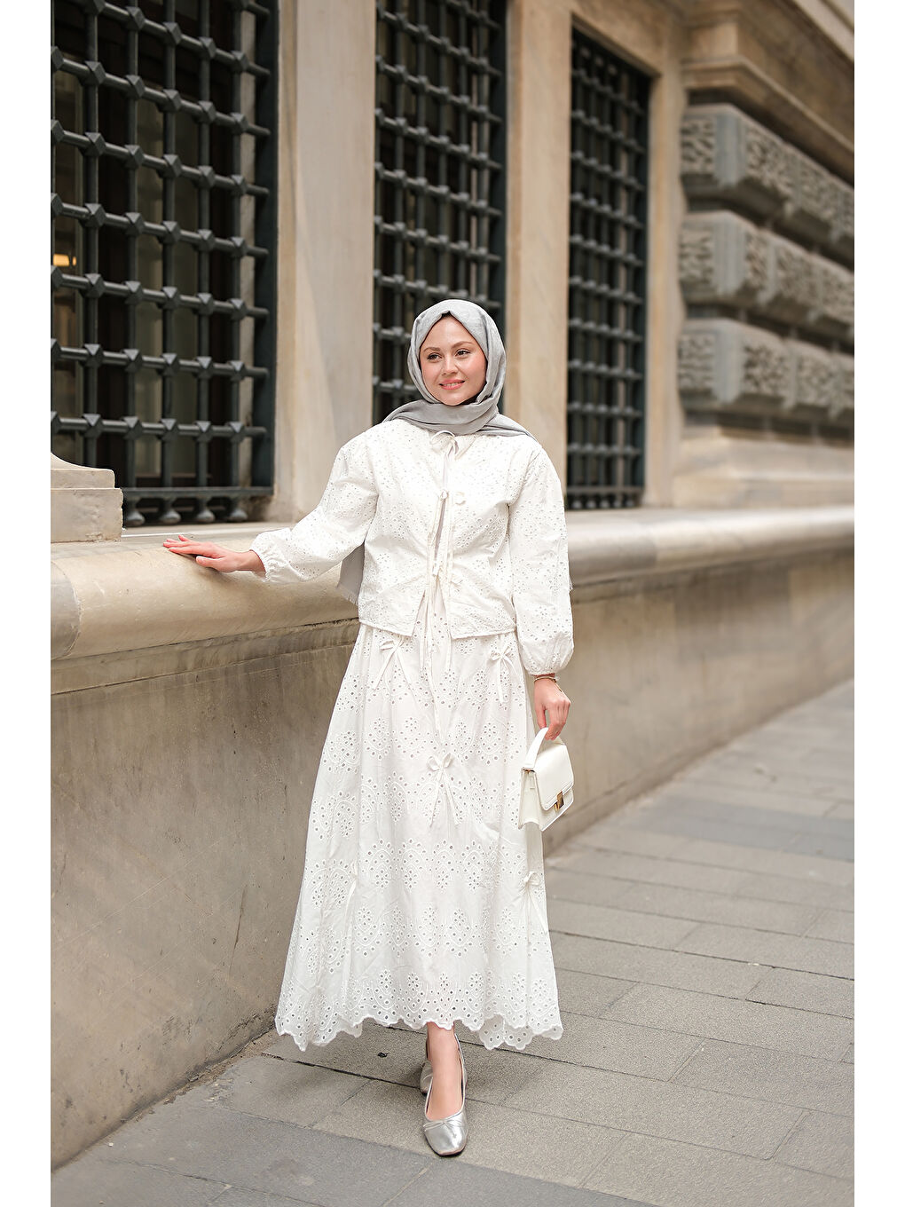 Kadın Kendinden Desenli Taş Detaylı Tesettür Takım Beyaz-4