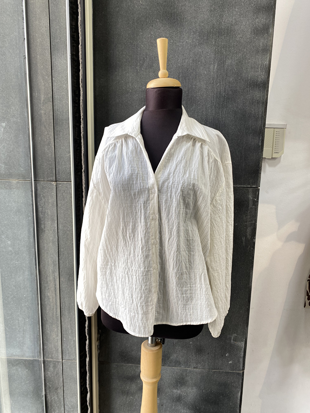 Kahverengi Çizgili Transparan Pileli V Yaka Gömlek-5