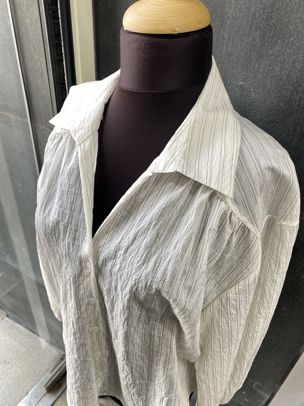 Kahverengi Çizgili Transparan Pileli V Yaka Gömlek-7