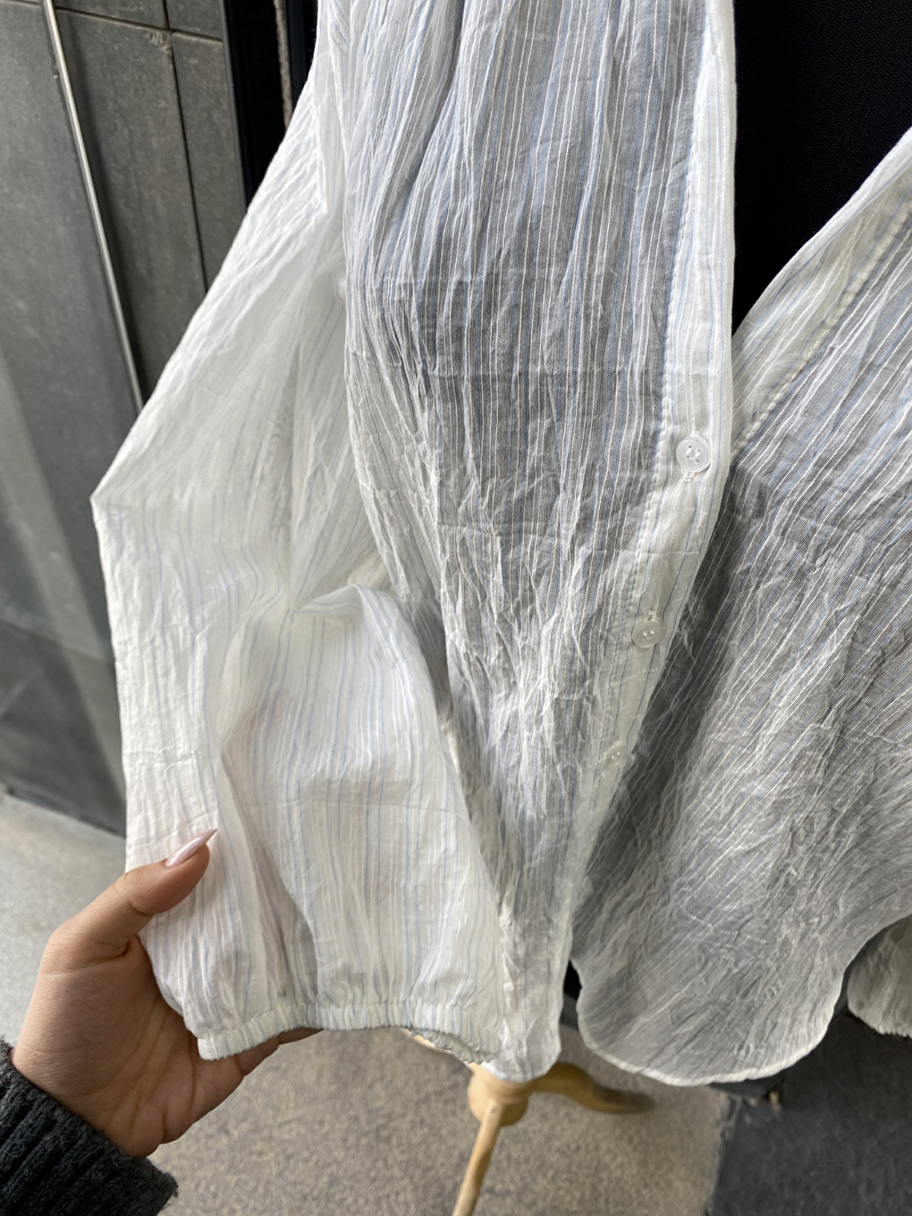 Mavi Çizgili Transparan Pileli V Yaka Gömlek-5