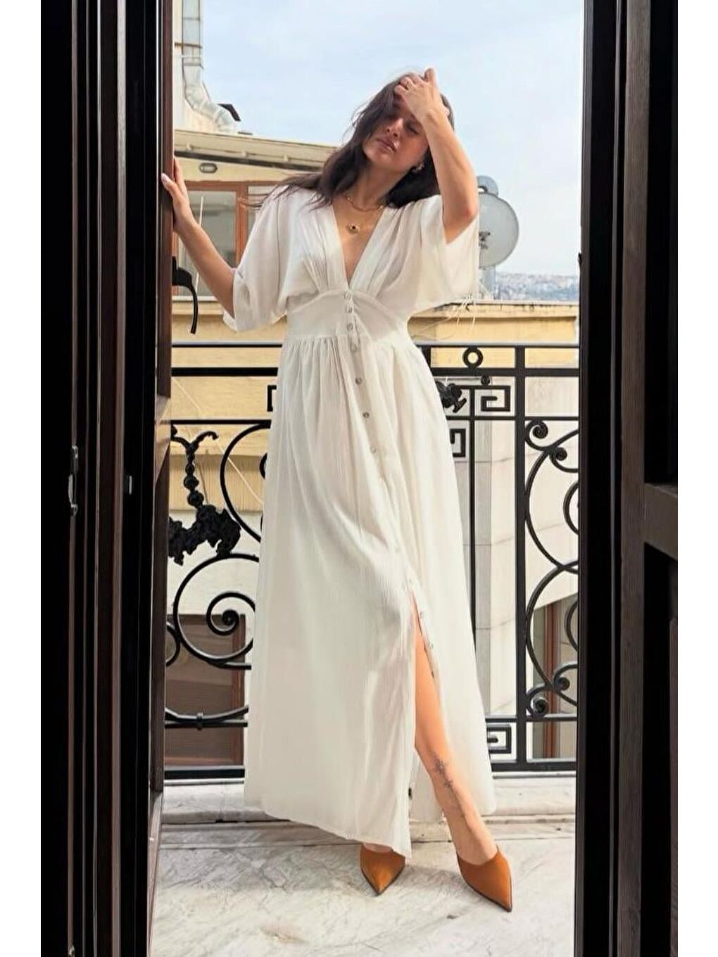 Beyaz V Yaka Düğmeli Elbise Mg2339-10
