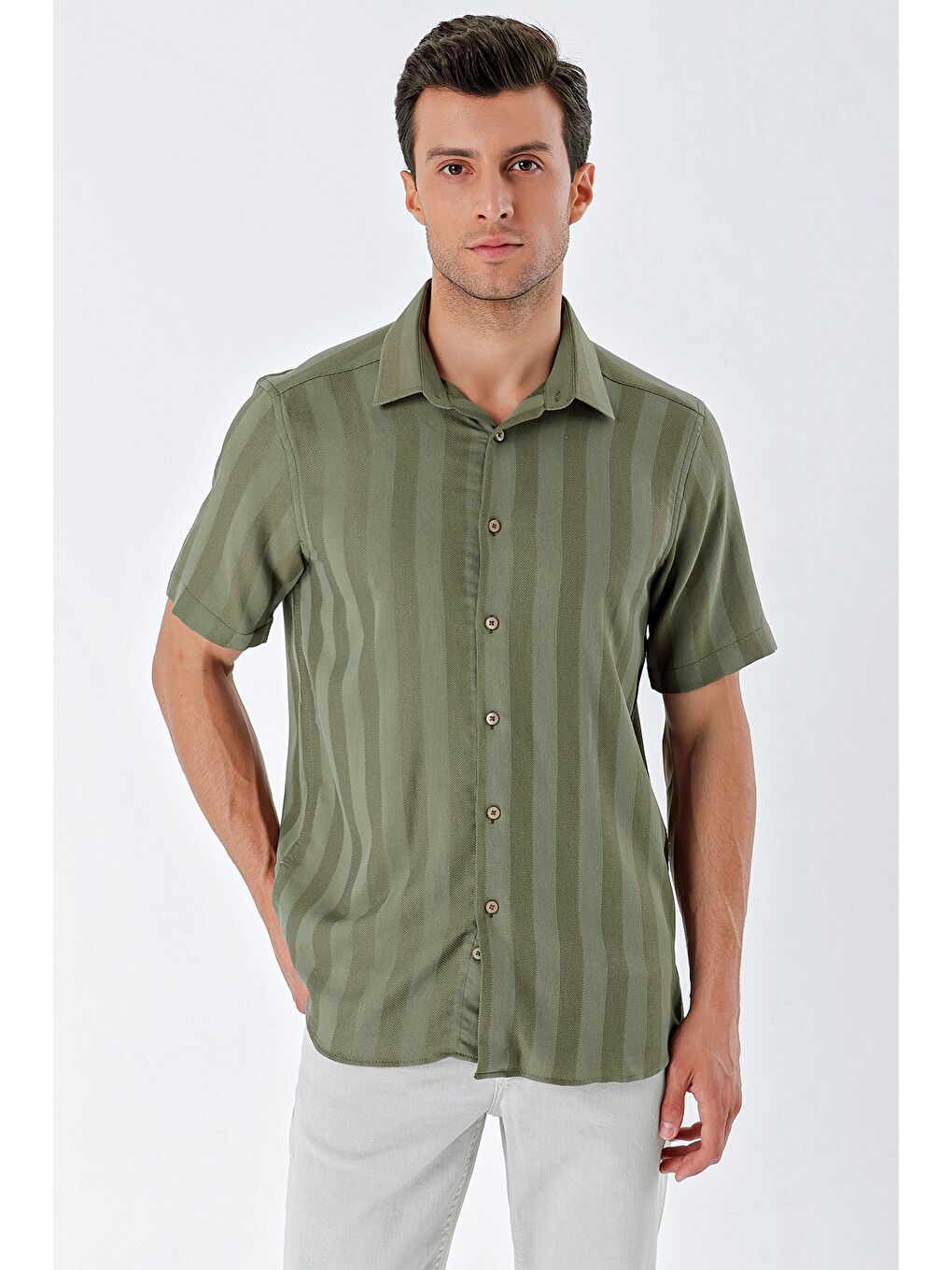 Koyu Haki Kısa Kollu Desenli Armürlü Sert Yaka Cepsiz Klasik Comfort Fit Gömlek 1004230204