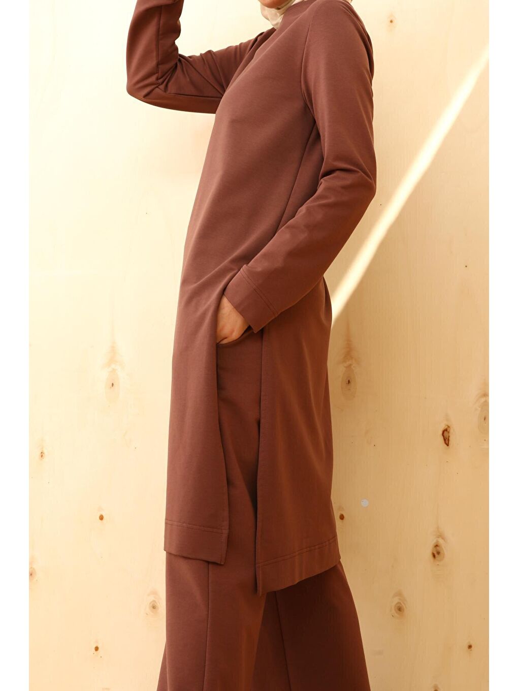 Kahverengi Toprak Yanları Yırtmaçlı Pantolonlu Cepli Takım