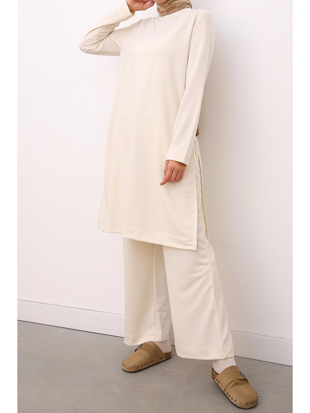 Bej Yanları Yırtmaçlı Pantolonlu Takım