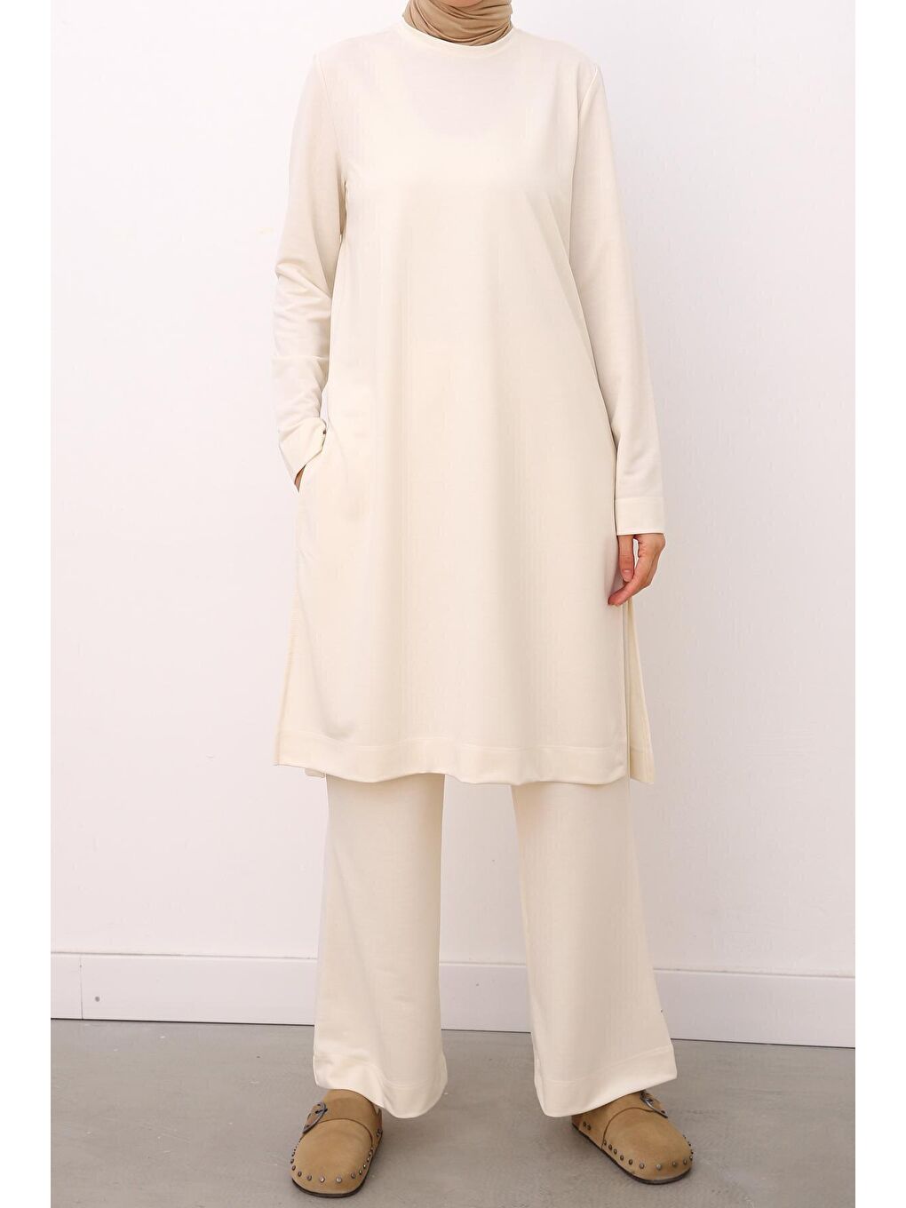 Bej Yanları Yırtmaçlı Pantolonlu Takım-1