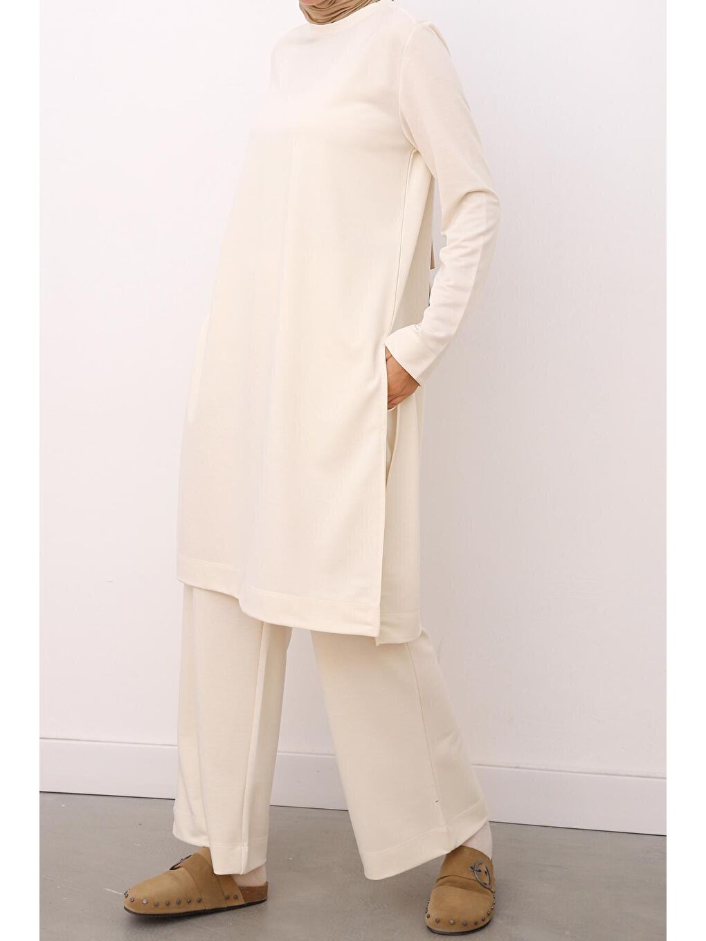 Bej Yanları Yırtmaçlı Pantolonlu Takım-2