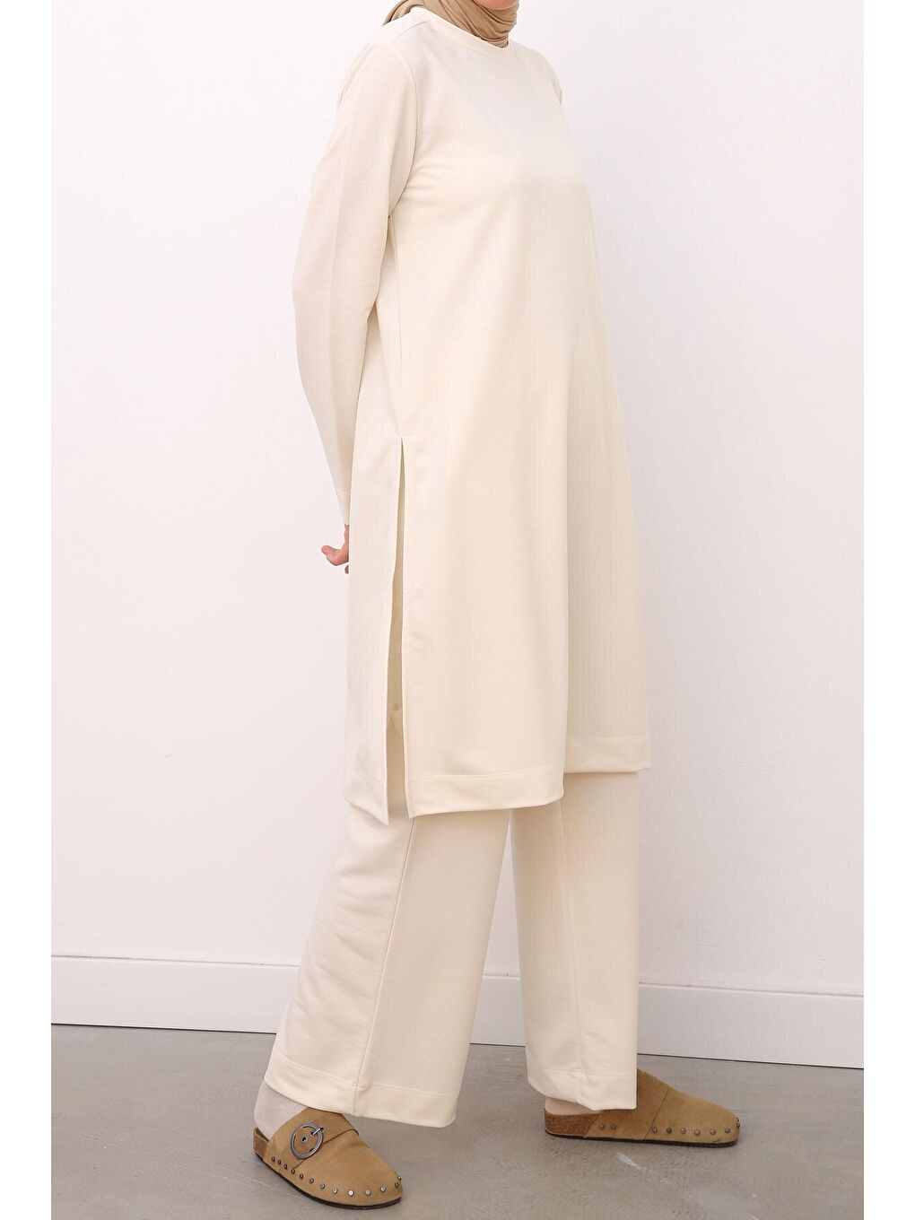 Bej Yanları Yırtmaçlı Pantolonlu Takım-3