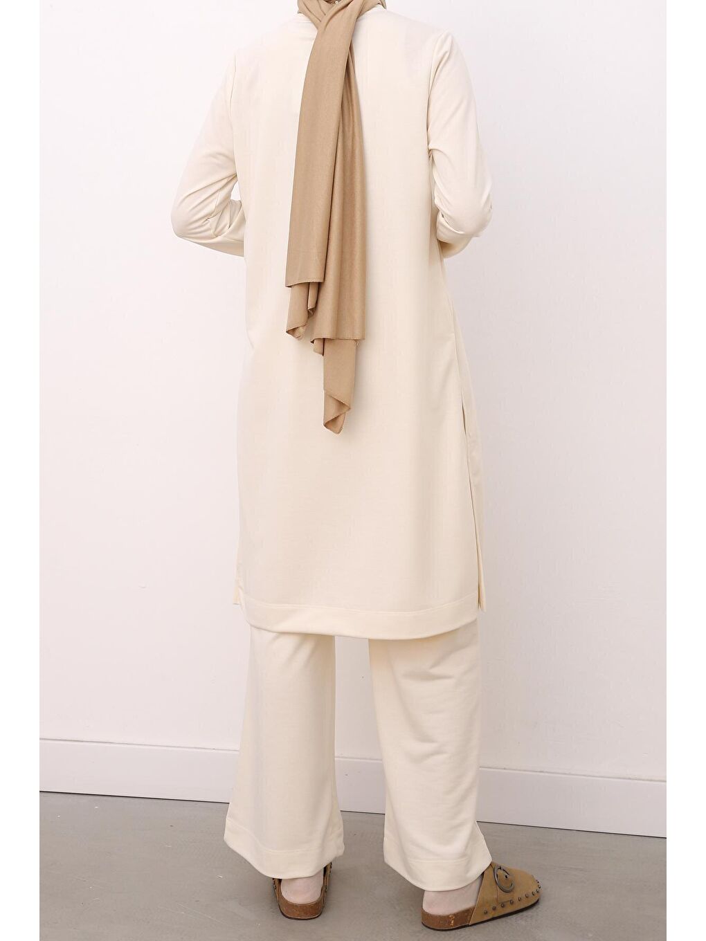 Bej Yanları Yırtmaçlı Pantolonlu Takım-4