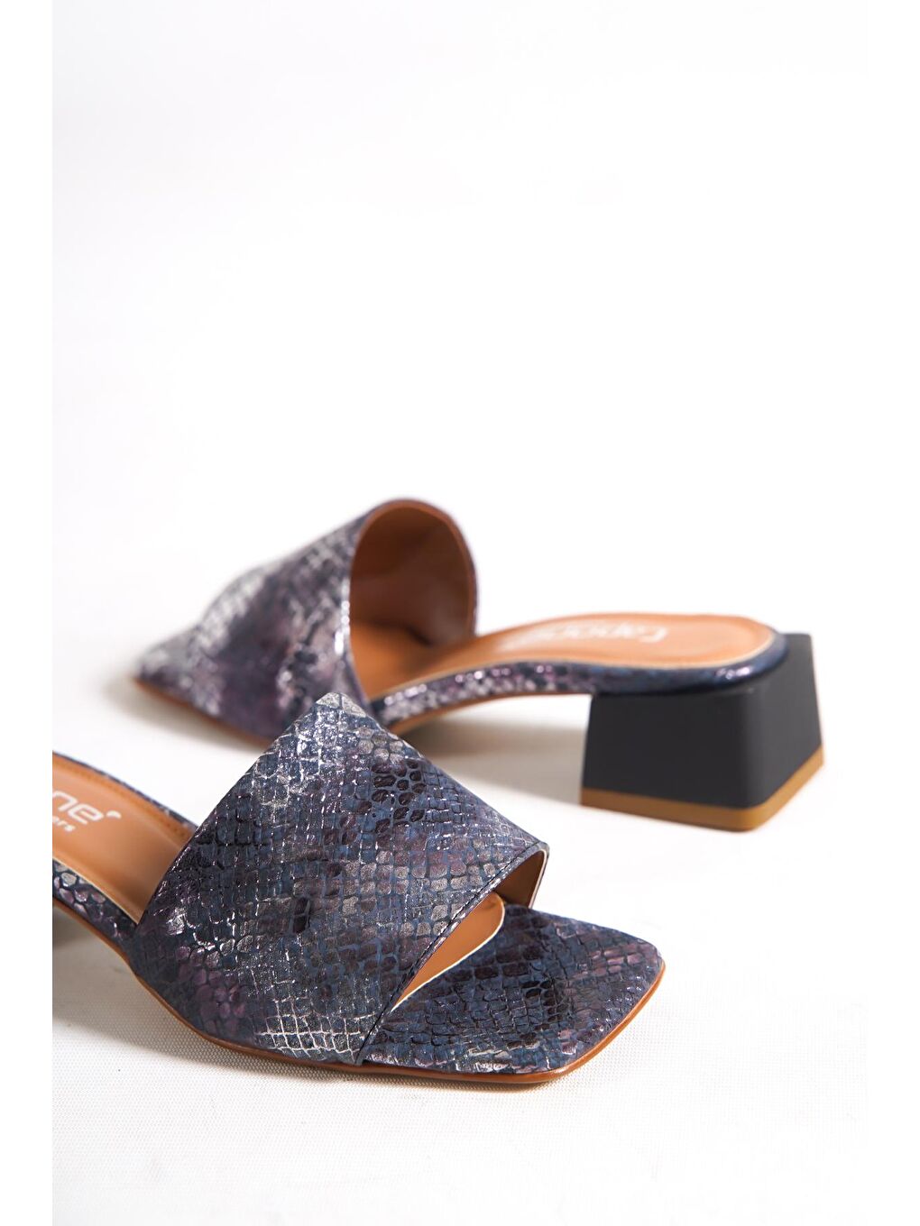 Antrasit Küt Burunlu Tek Bantlı Blok Topuklu Saten Labirent Desenli Kadın Terlik-2