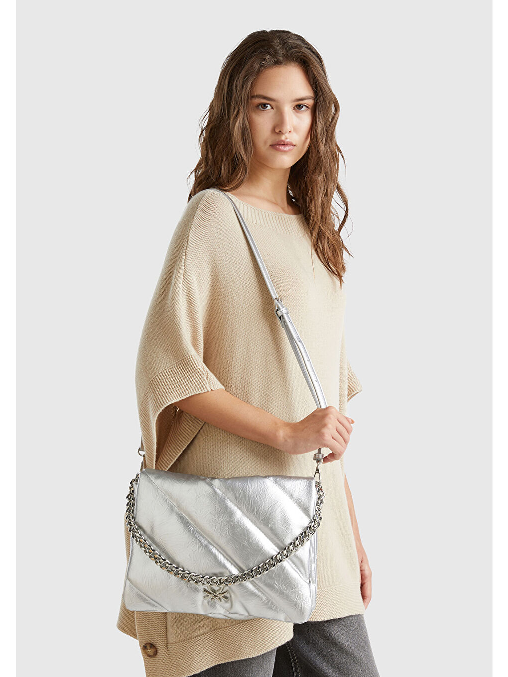 Gri Kadın Gümüş Metal Zincirli Logo Detaylı Kapitone Omuz Çantası-3