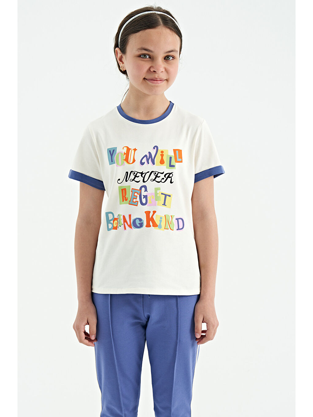 Ekru Renkli Yazı Detaylı O Yaka Rahat Form Kız Çocuk Tişört - 75109