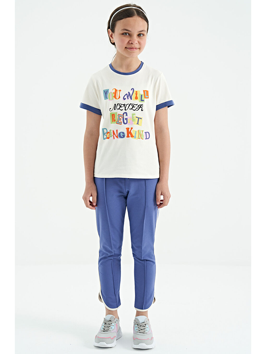 Ekru Renkli Yazı Detaylı O Yaka Rahat Form Kız Çocuk Tişört - 75109-2