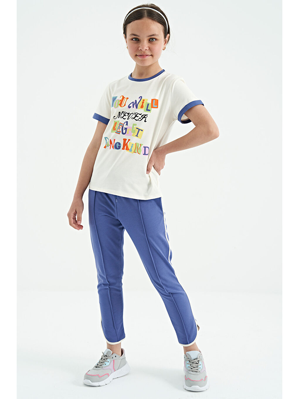 Ekru Renkli Yazı Detaylı O Yaka Rahat Form Kız Çocuk Tişört - 75109-6