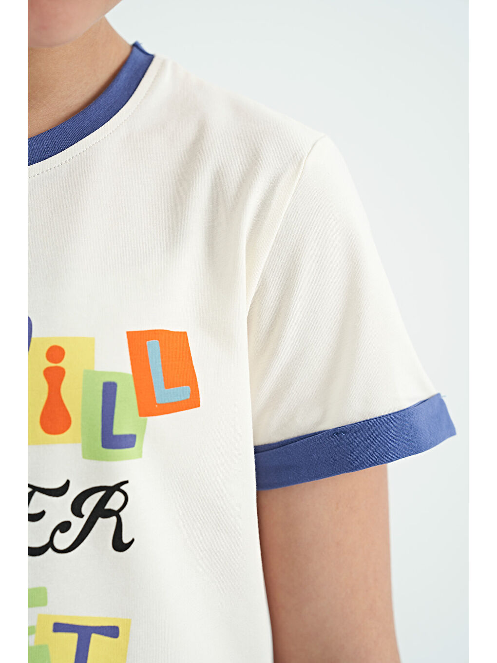 Ekru Renkli Yazı Detaylı O Yaka Rahat Form Kız Çocuk Tişört - 75109-8