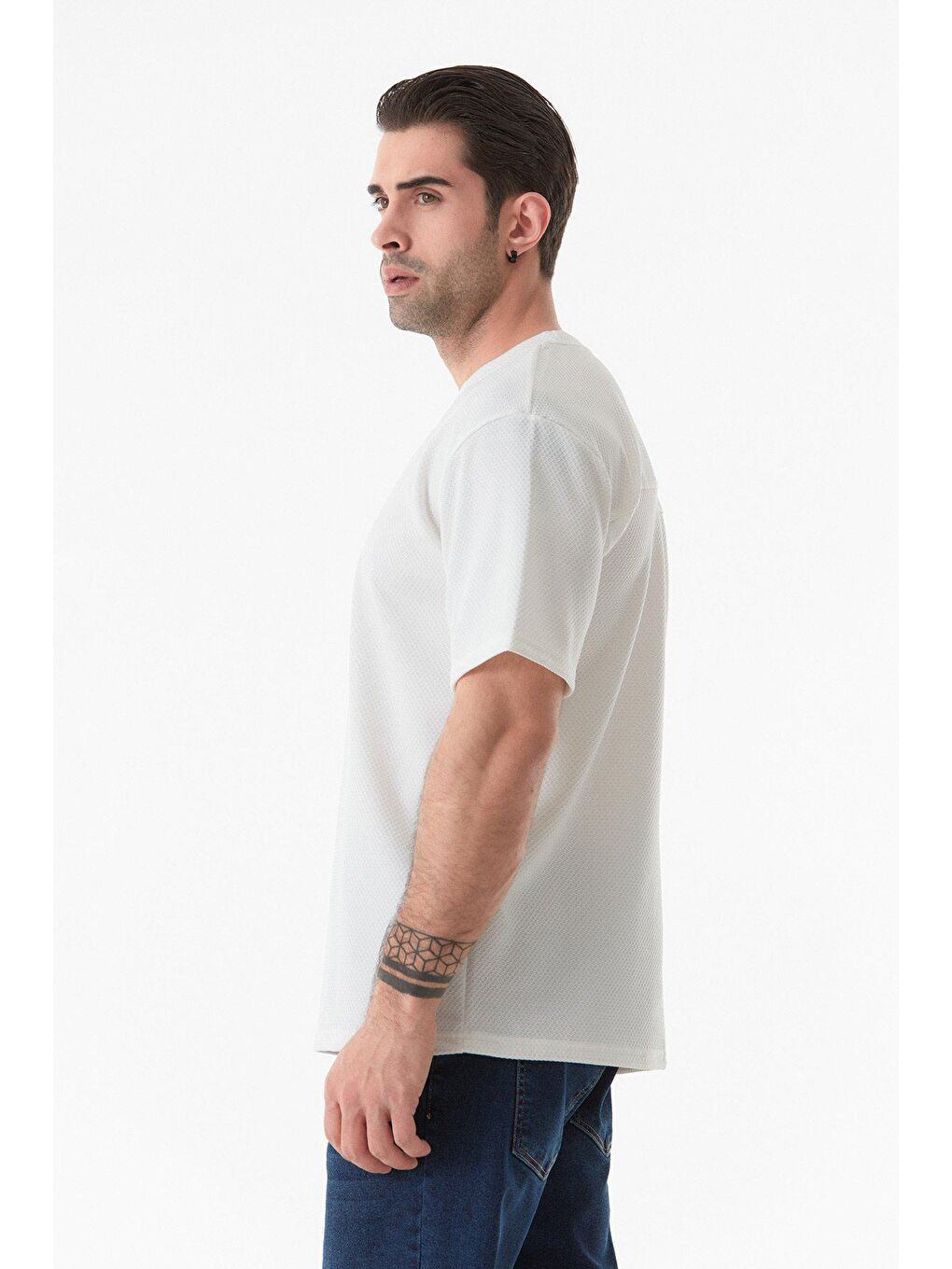 Ekru Jakarlı Bisiklet Yaka Tişört-1