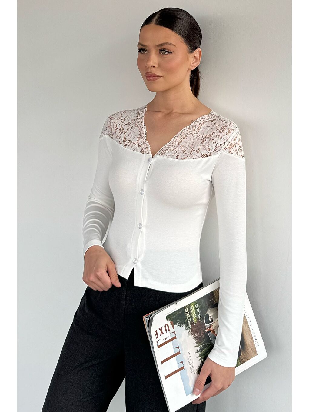 Ekru Kadın Omuzlar Dantelli Ön Düğmeli Elastanlı Hırka