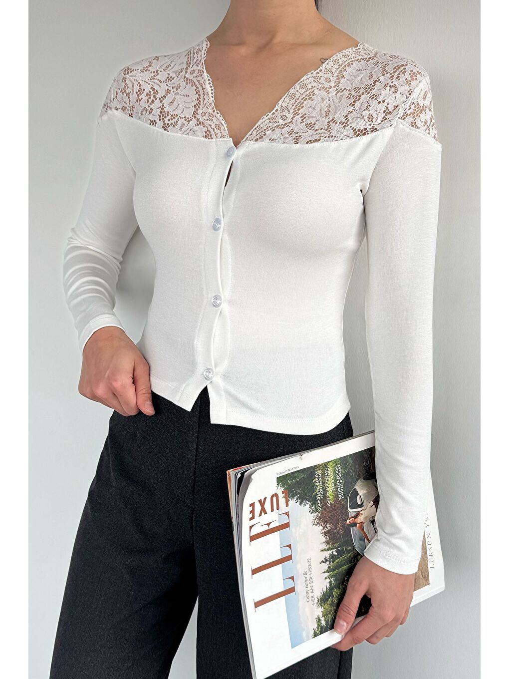 Ekru Kadın Omuzlar Dantelli Ön Düğmeli Elastanlı Hırka-1