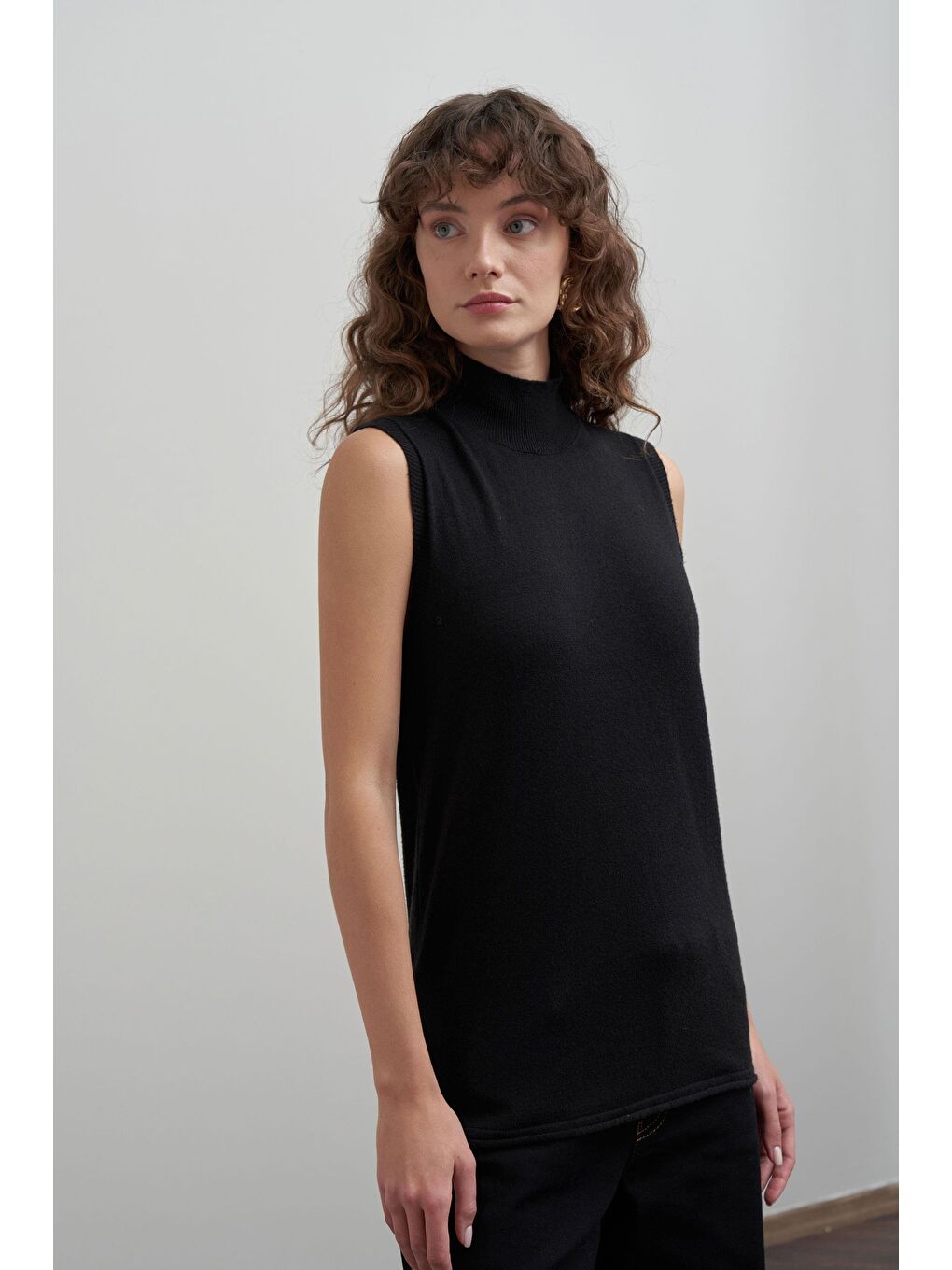 Siyah-Yarım Balıkçı Kolsuz Kazak-1