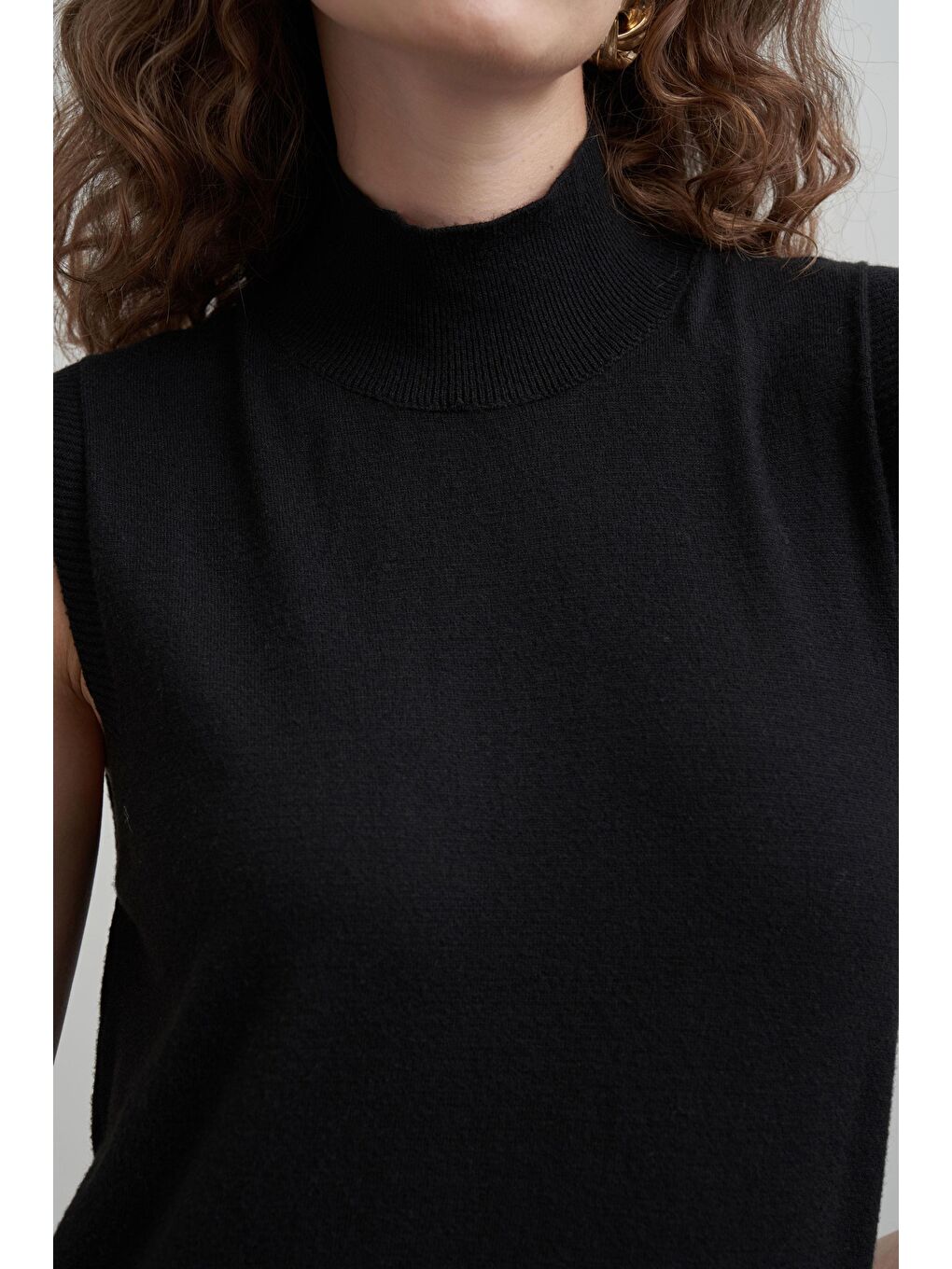 Siyah-Yarım Balıkçı Kolsuz Kazak-4